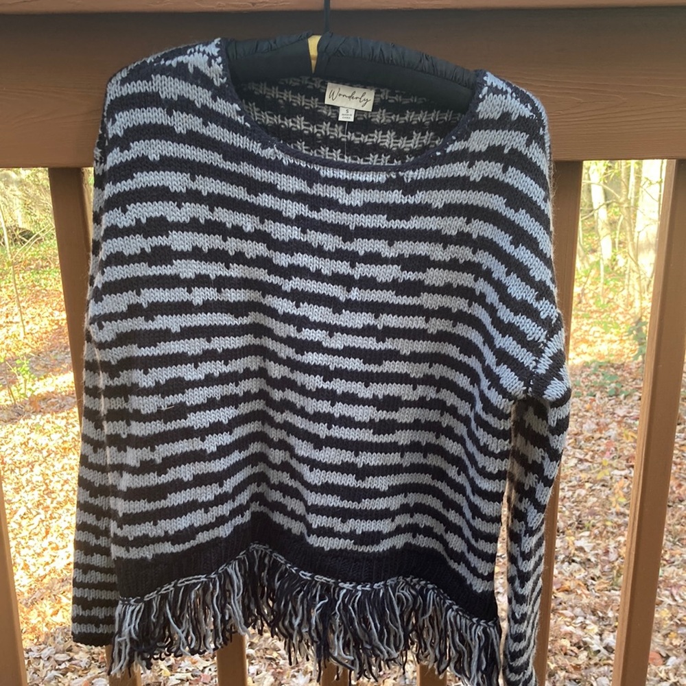 Wonderly NEW grey and black sweater